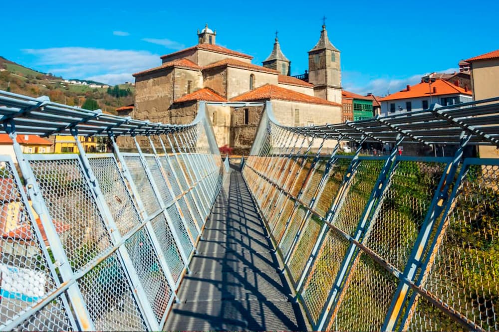 basilica y puente colgante Puente colgante y Basílica en Cangas del Narcea